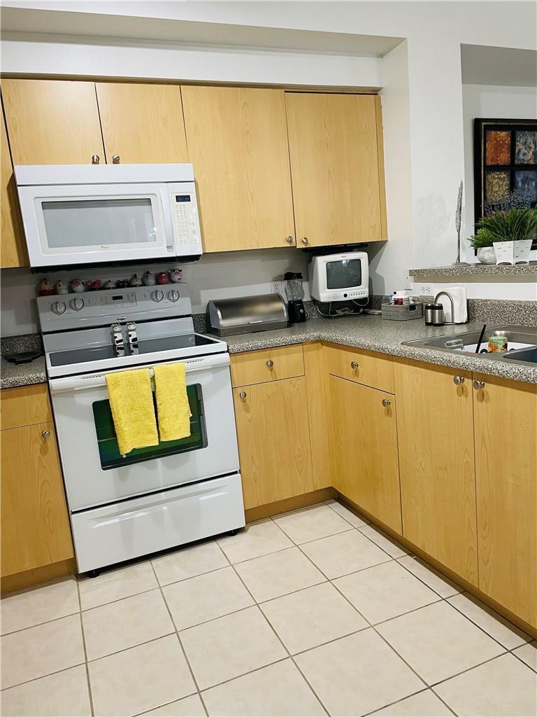 Listing photo 9 for 8020 N NOB HILL Road Unit#206, Tamarac, FL, 33321