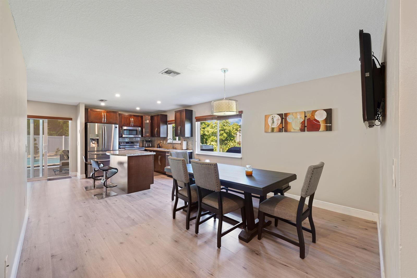 Listing photo 11 for 911 SW 87th Avenue, Pembroke Pines, FL, 33025