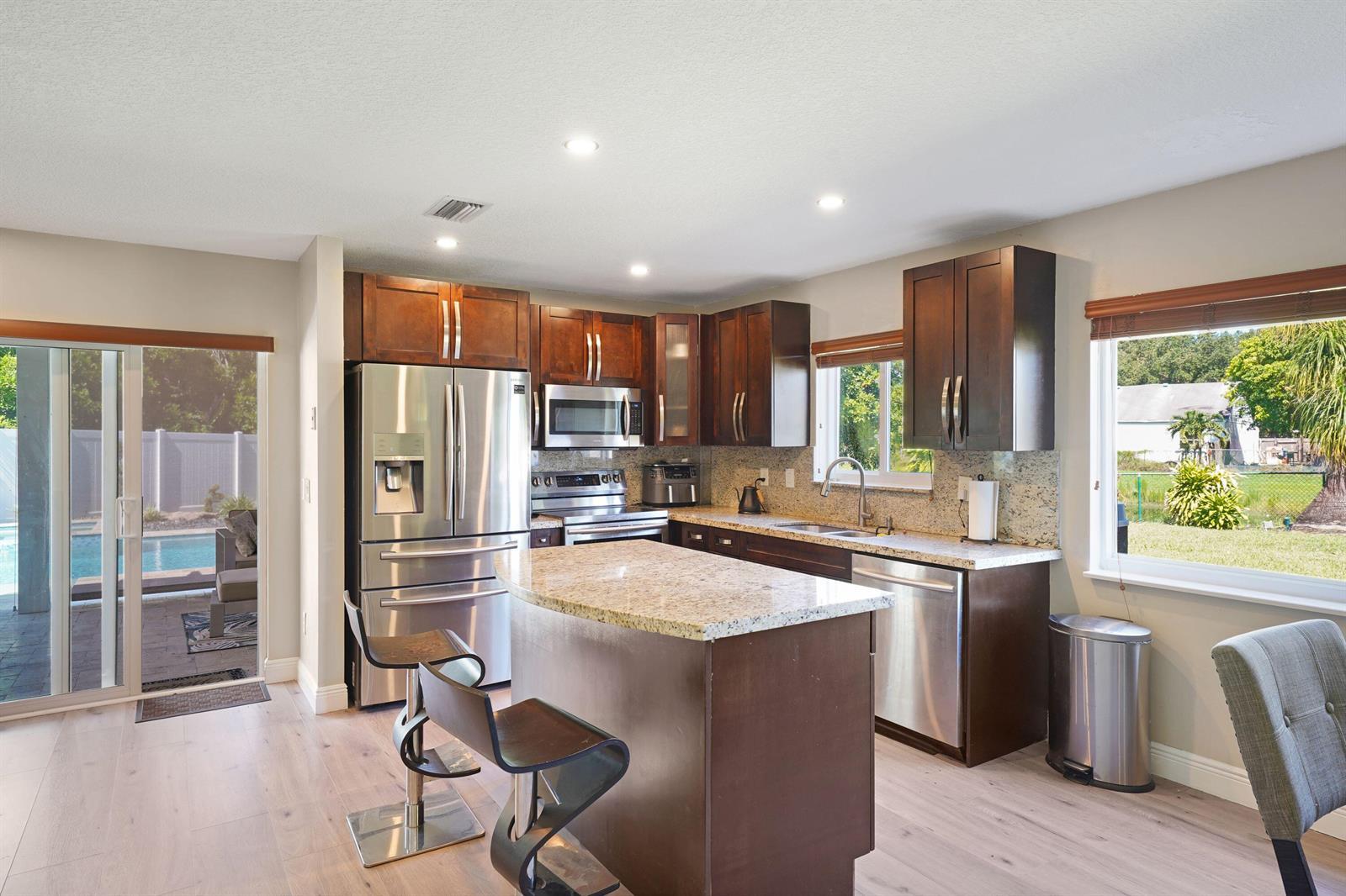 Listing photo 12 for 911 SW 87th Avenue, Pembroke Pines, FL, 33025