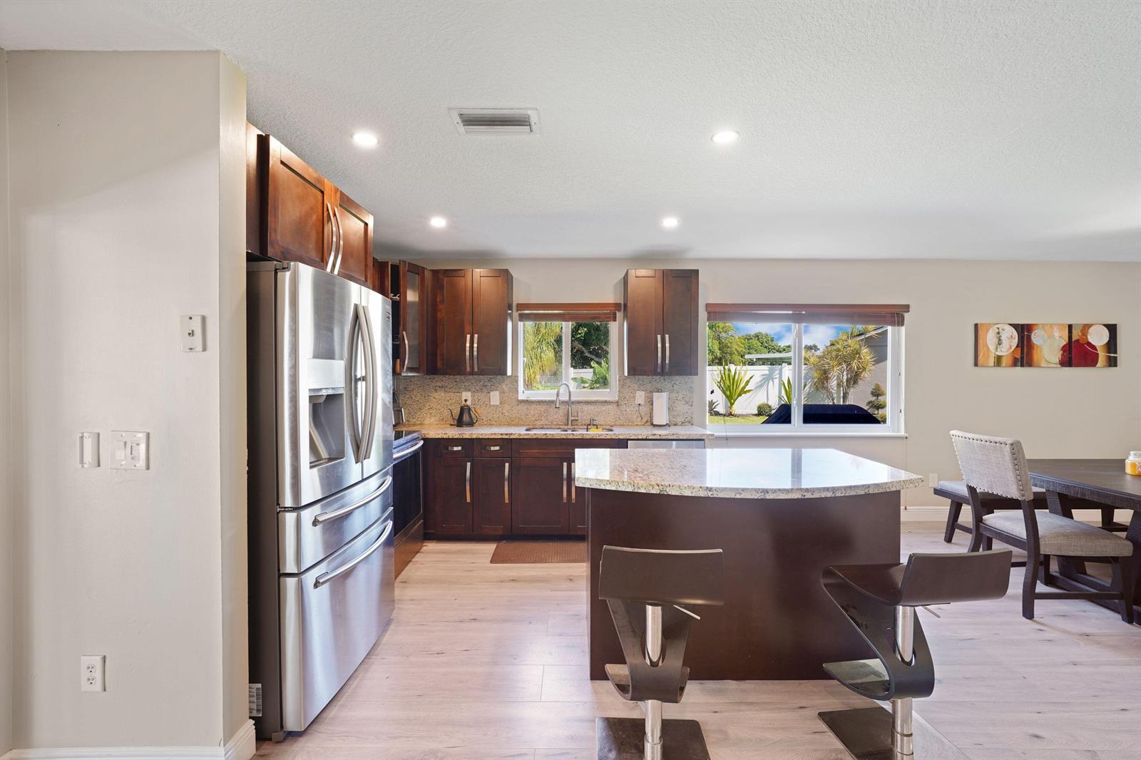 Listing photo 13 for 911 SW 87th Avenue, Pembroke Pines, FL, 33025