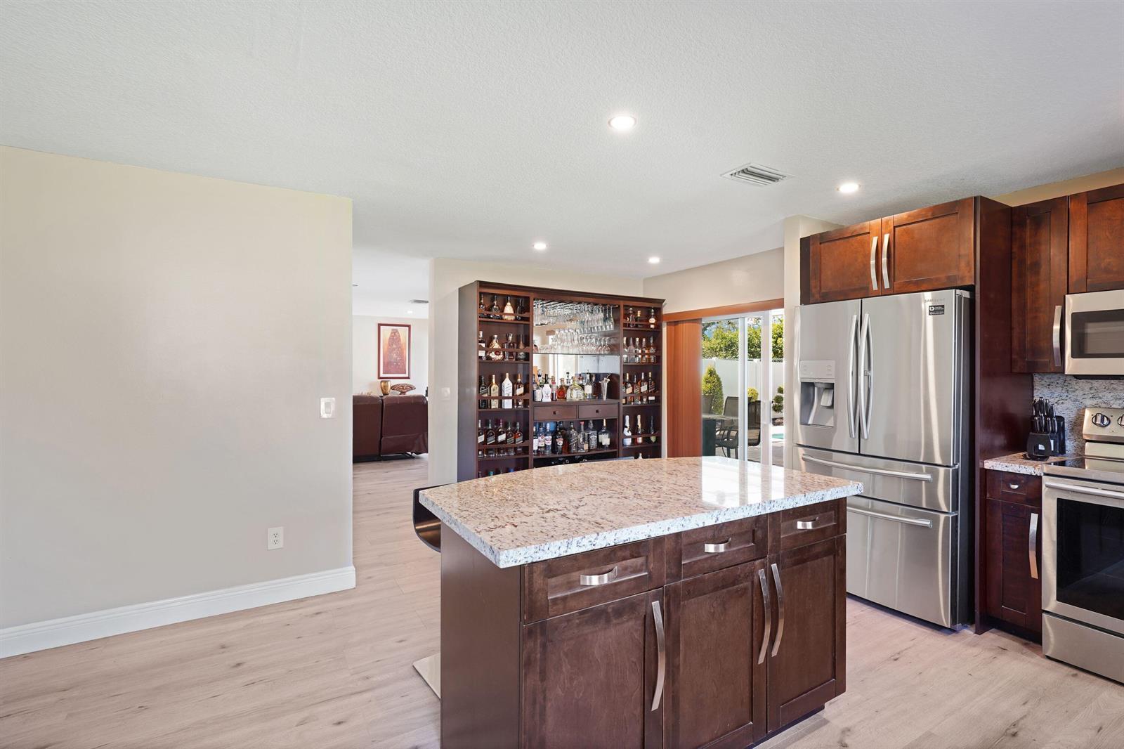 Listing photo 14 for 911 SW 87th Avenue, Pembroke Pines, FL, 33025