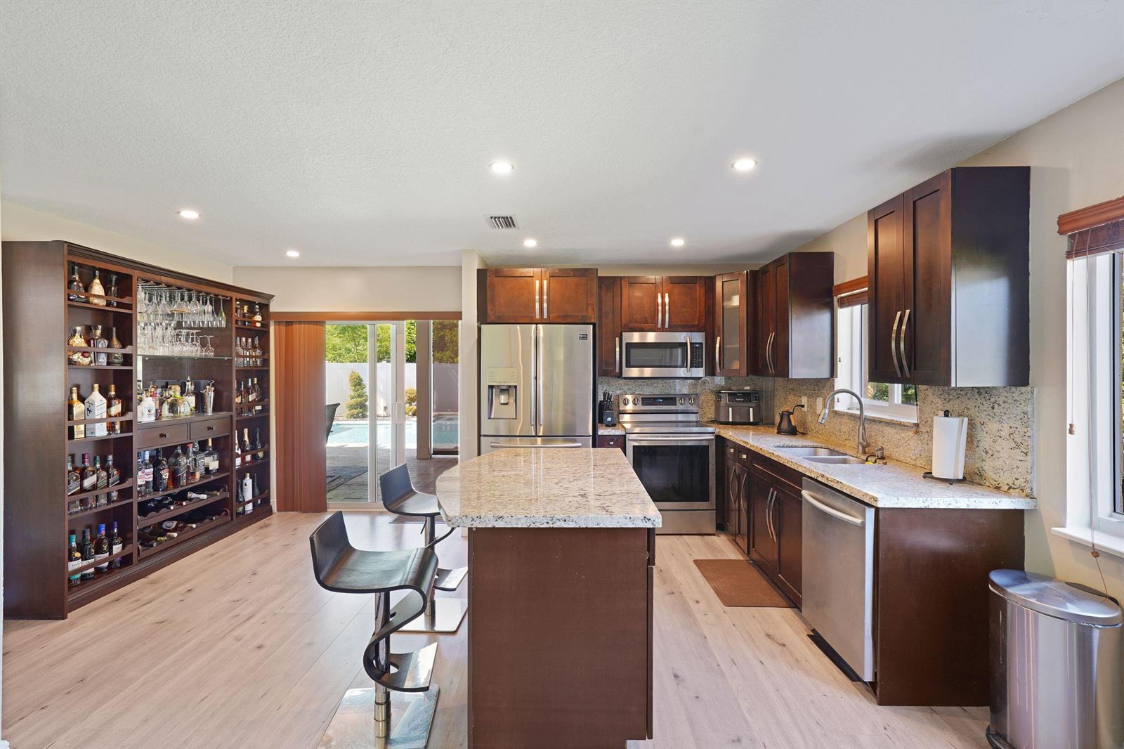 Listing photo 15 for 911 SW 87th Avenue, Pembroke Pines, FL, 33025