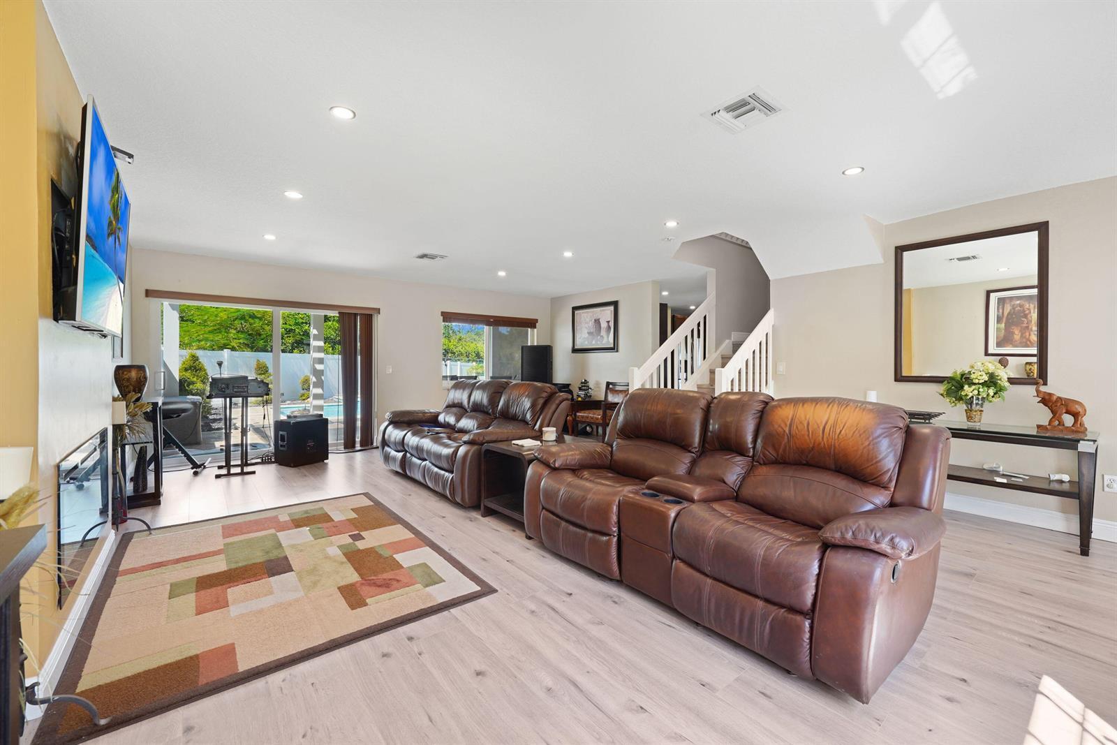 Listing photo 4 for 911 SW 87th Avenue, Pembroke Pines, FL, 33025