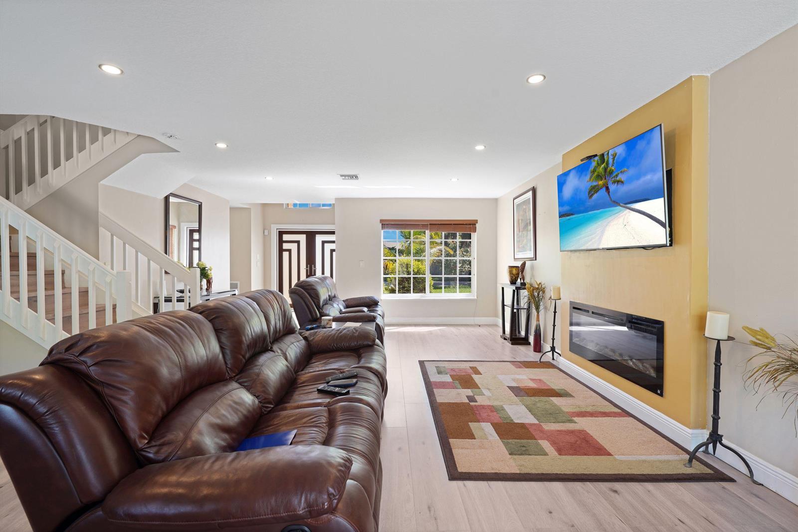 Listing photo 5 for 911 SW 87th Avenue, Pembroke Pines, FL, 33025