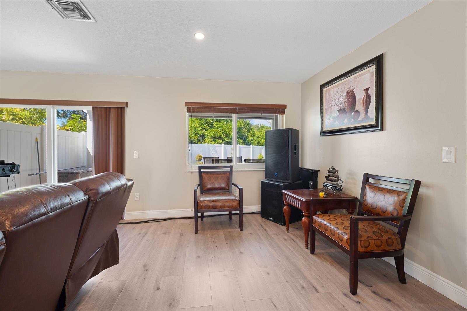 Listing photo 6 for 911 SW 87th Avenue, Pembroke Pines, FL, 33025