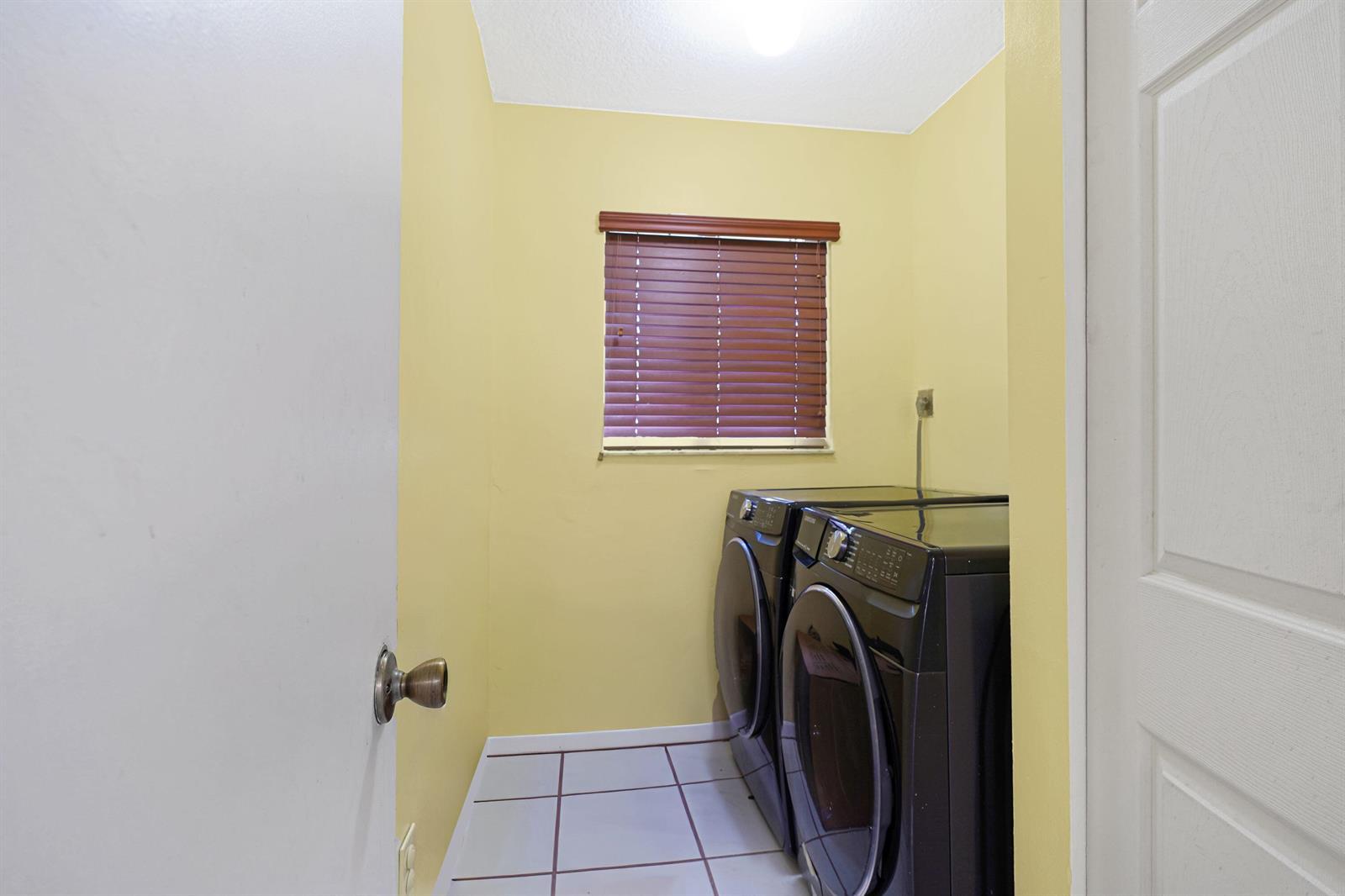 Listing photo 9 for 911 SW 87th Avenue, Pembroke Pines, FL, 33025