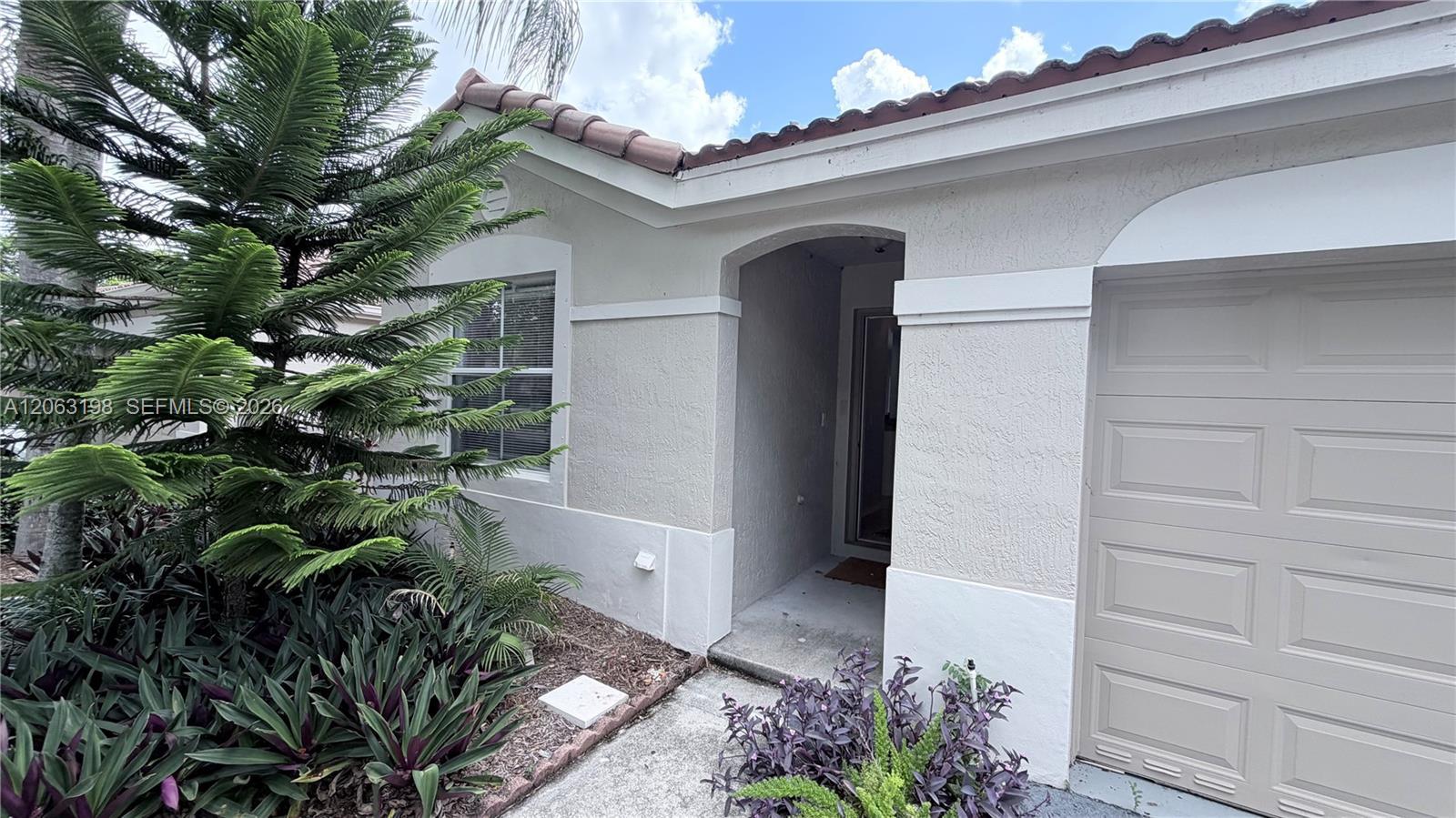 Listing photo 2 for 2020 Andromeda Ln Unit#2020, Weston, FL, 33327