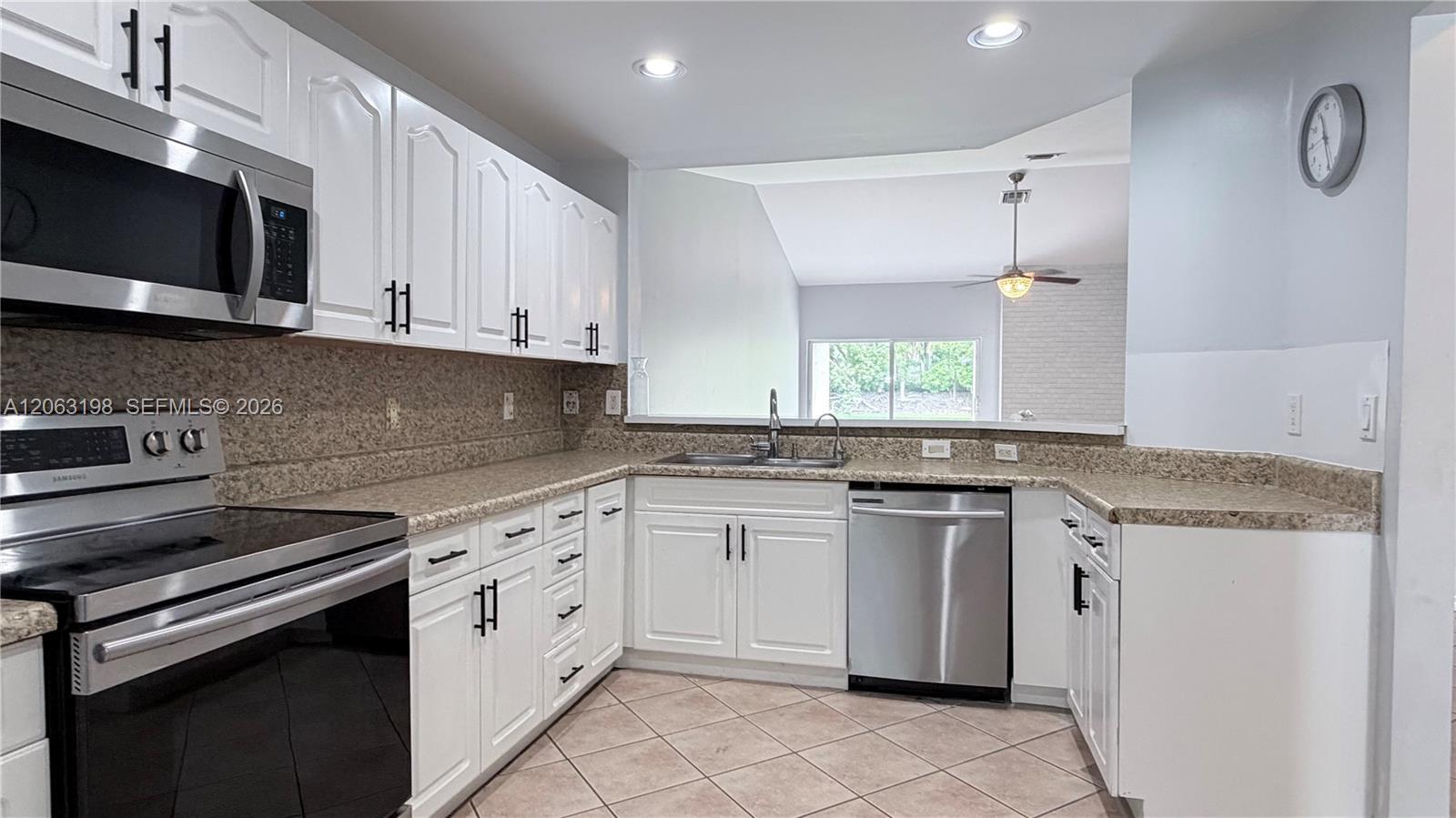 Listing photo 3 for 2020 Andromeda Ln Unit#2020, Weston, FL, 33327