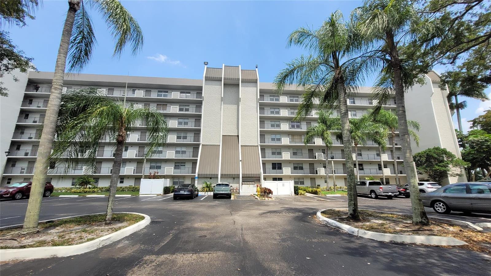 Listing photo 1 for 3100 W ROLLING HILLS Circle Unit#609, Davie, FL, 33328