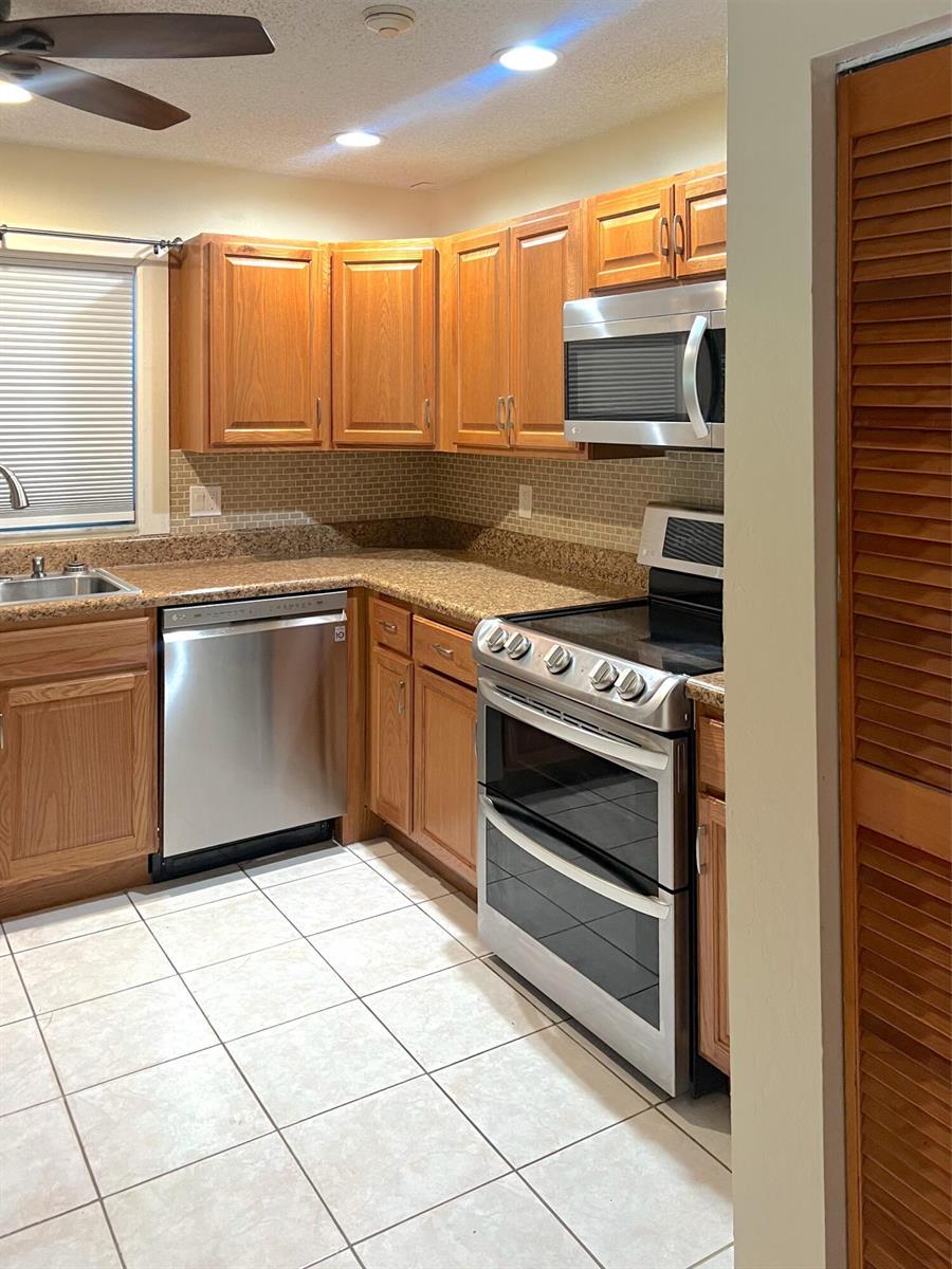 Listing photo 3 for 3692 NW 95TH Terrace Unit#7M, Sunrise, FL, 33351