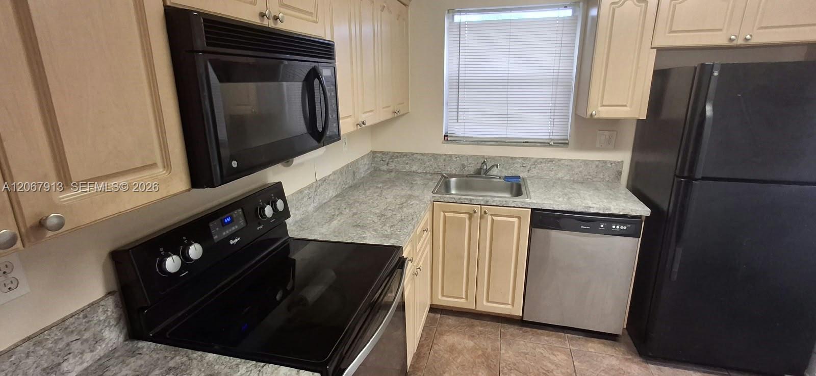 Listing photo 11 for 1276 SW 113th Ter Unit#104, Pembroke Pines, FL, 33025