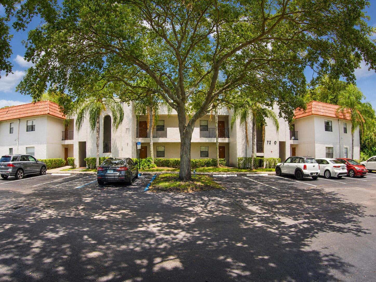 Listing photo 1 for 7260 Woodmont Terrace Unit#203, Tamarac, FL, 33321