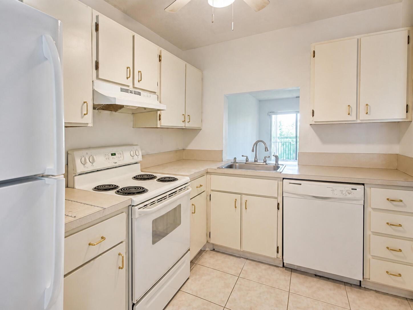 Listing photo 3 for 7260 Woodmont Terrace Unit#203, Tamarac, FL, 33321