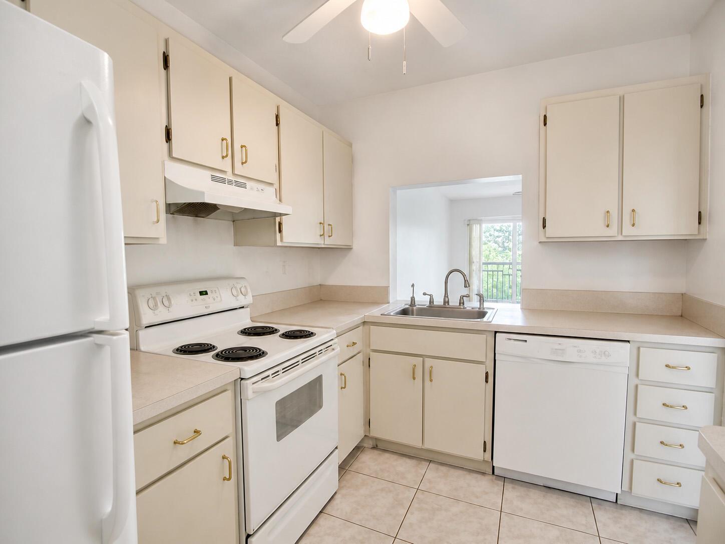 Listing photo 4 for 7260 Woodmont Terrace Unit#203, Tamarac, FL, 33321