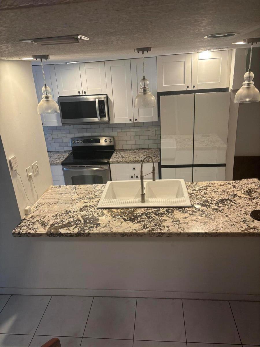 Listing photo 1 for 8240 NW 9TH Street Unit#3, Plantation, FL, 33324
