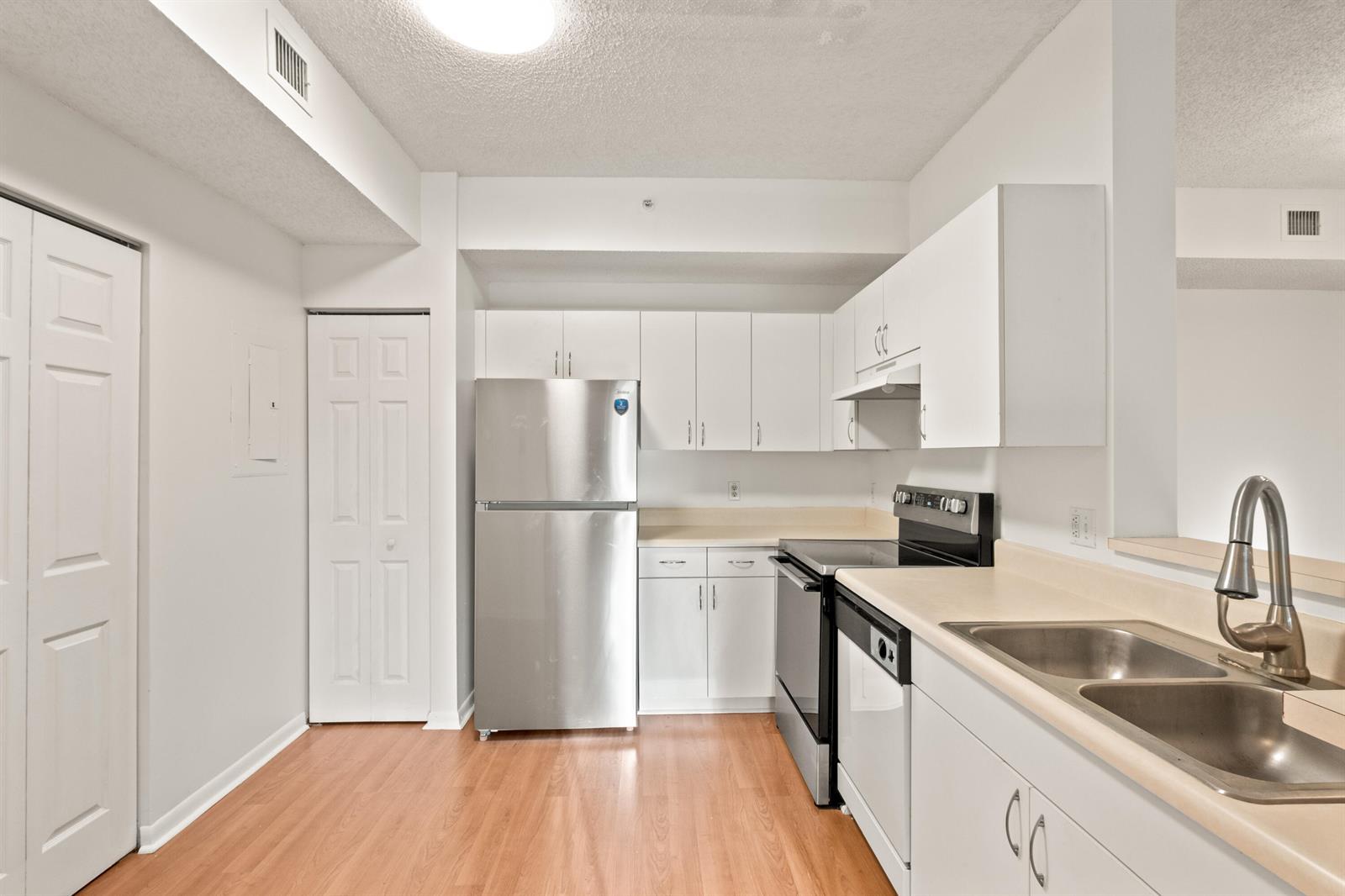 Listing photo 1 for 6960 SW 39TH Street Unit#E205, Davie, FL, 33314