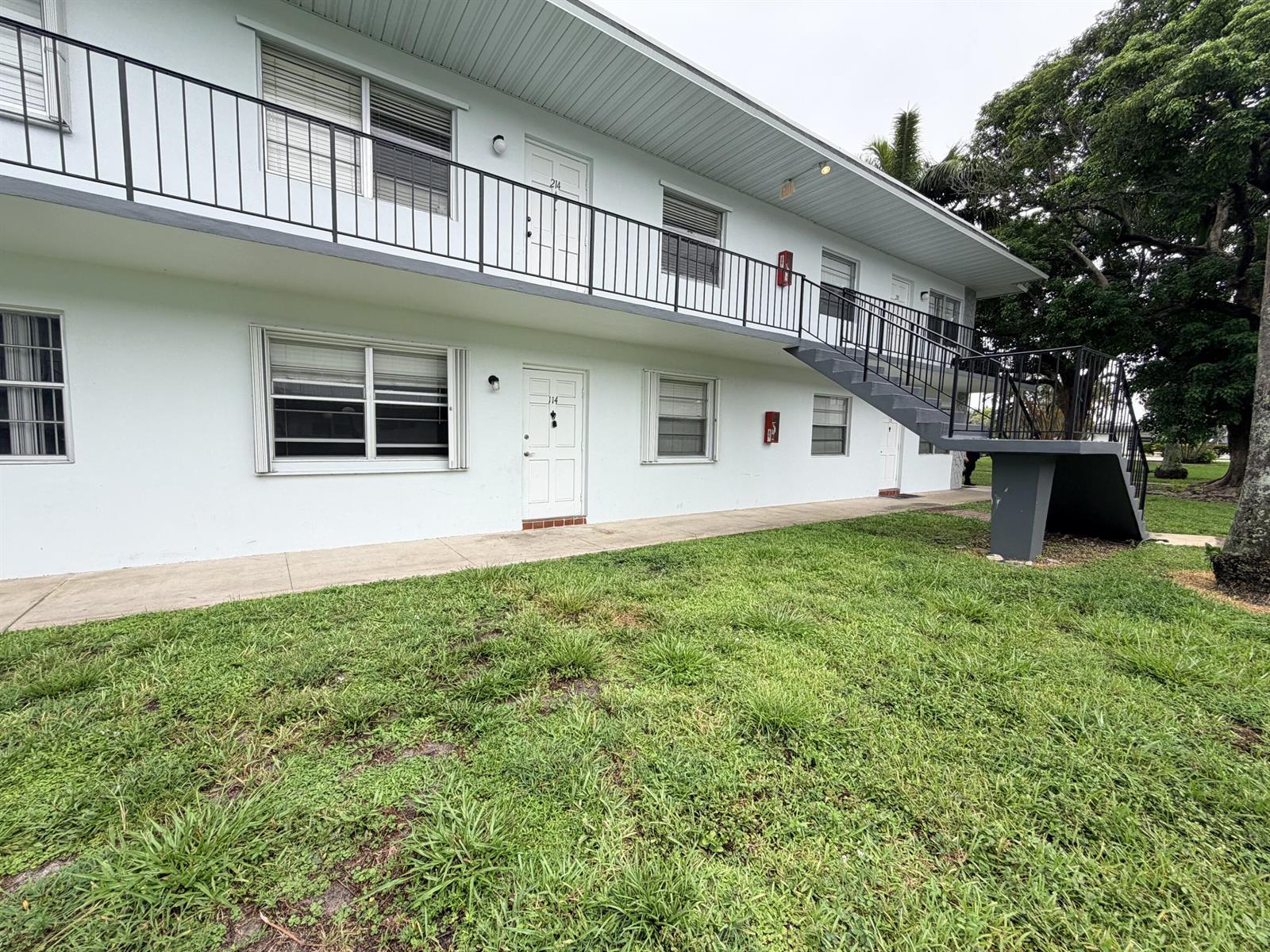 Listing photo 1 for 6191 SW 37th Street Unit#Apt 114, Davie, FL, 33314