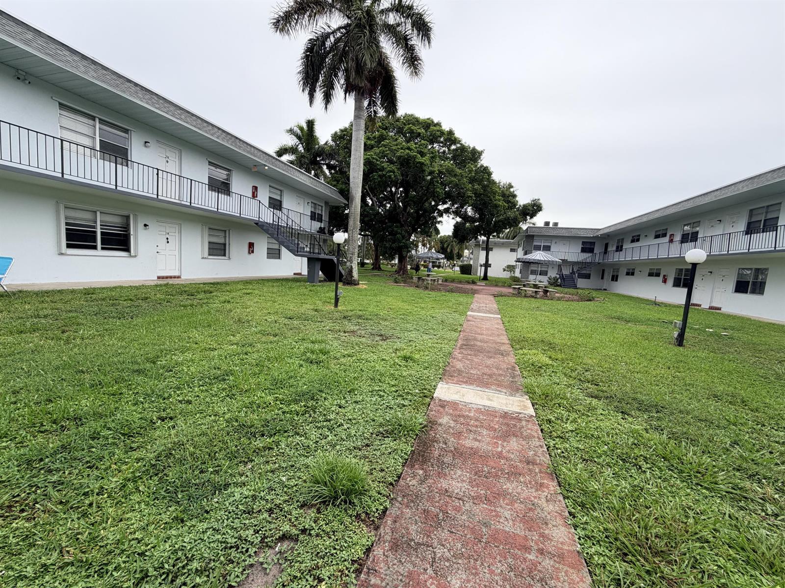 Listing photo 3 for 6191 SW 37th Street Unit#Apt 114, Davie, FL, 33314