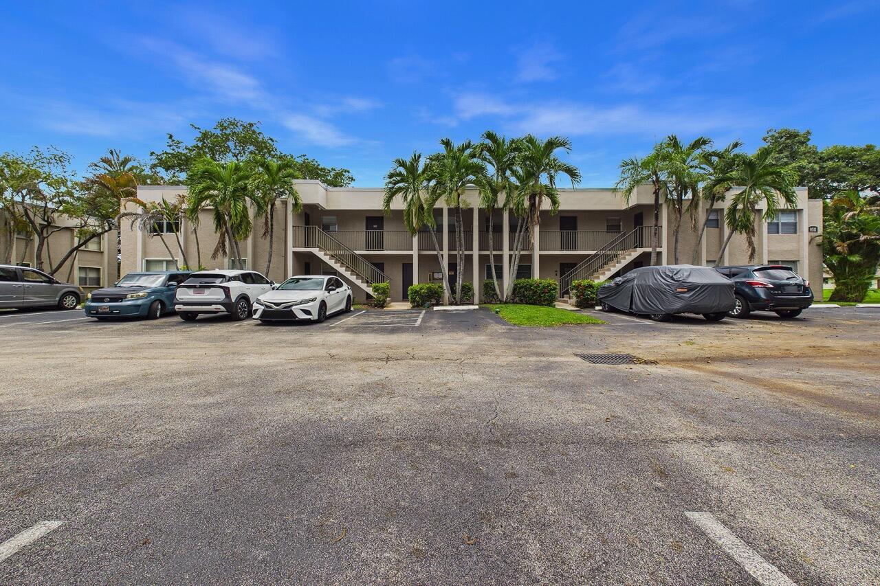 Listing photo 1 for 8511 OLD COUNTRY Manor Unit#401, Davie, FL, 33328
