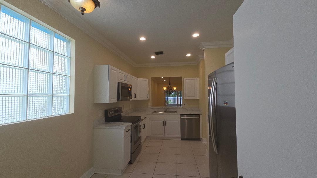 Listing photo 11 for 10351 NW 7TH Street, Coral Springs, FL, 33071
