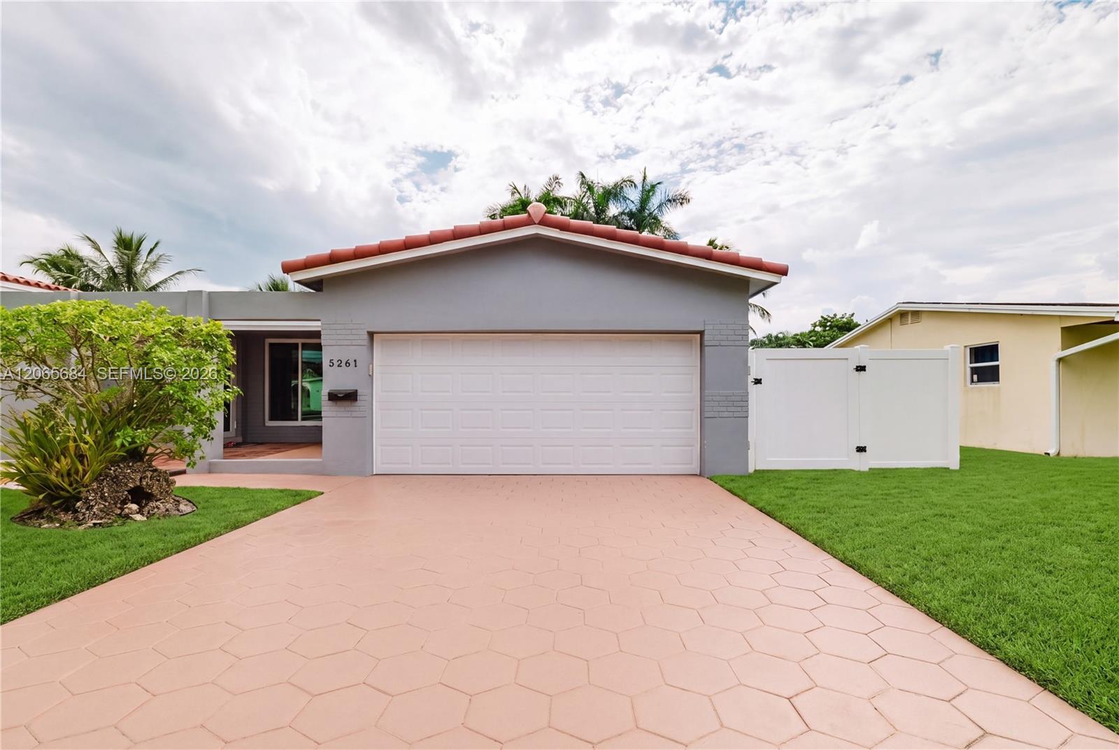 Listing photo 1 for 5261 SW 89th Ave Unit#1, Cooper City, FL, 33328
