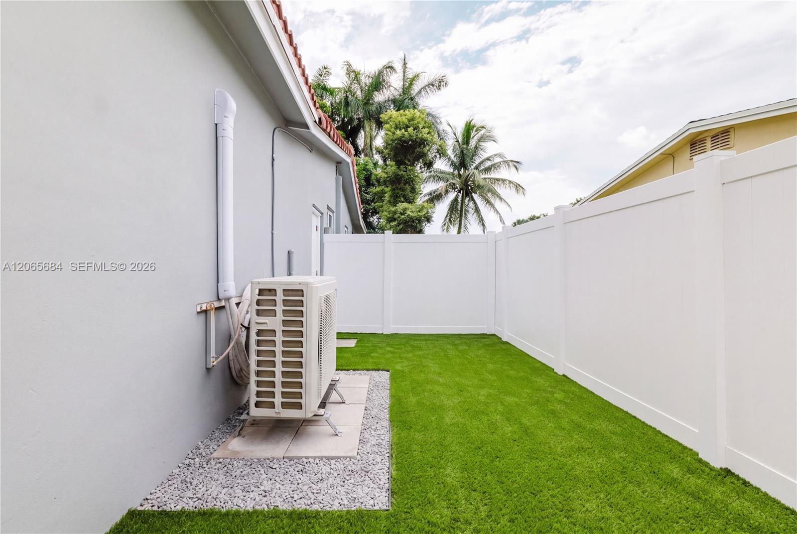 Listing photo 2 for 5261 SW 89th Ave Unit#1, Cooper City, FL, 33328