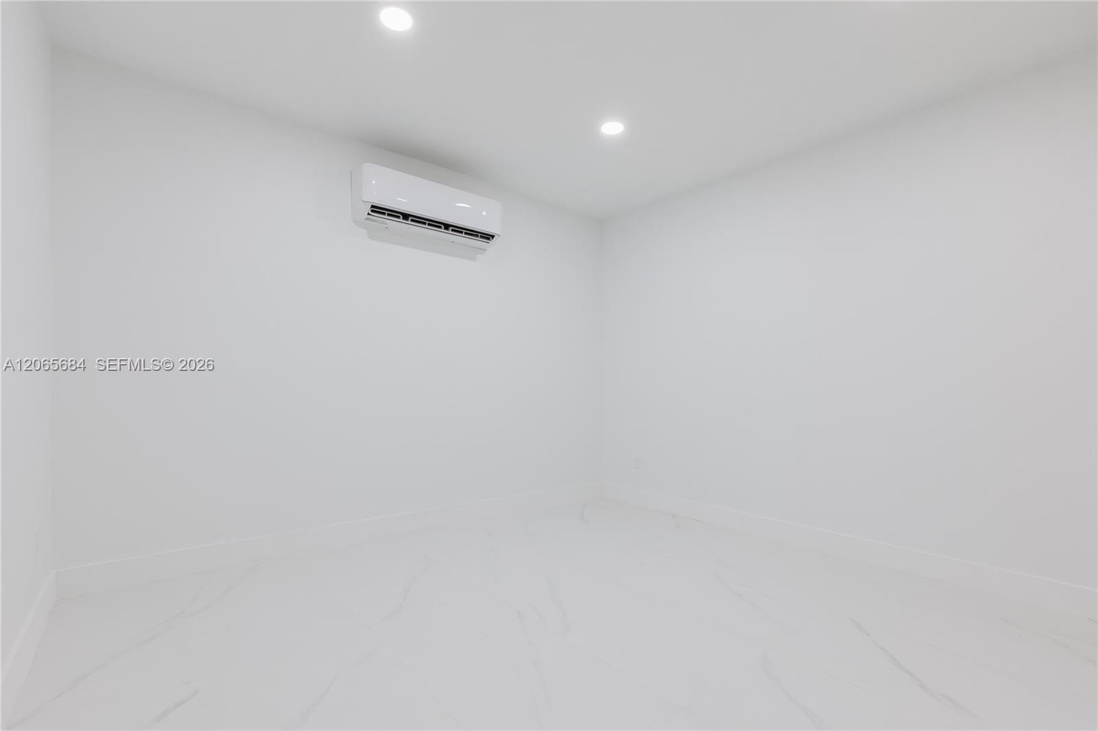 Listing photo 11 for 5261 SW 89th Ave Unit#1, Cooper City, FL, 33328