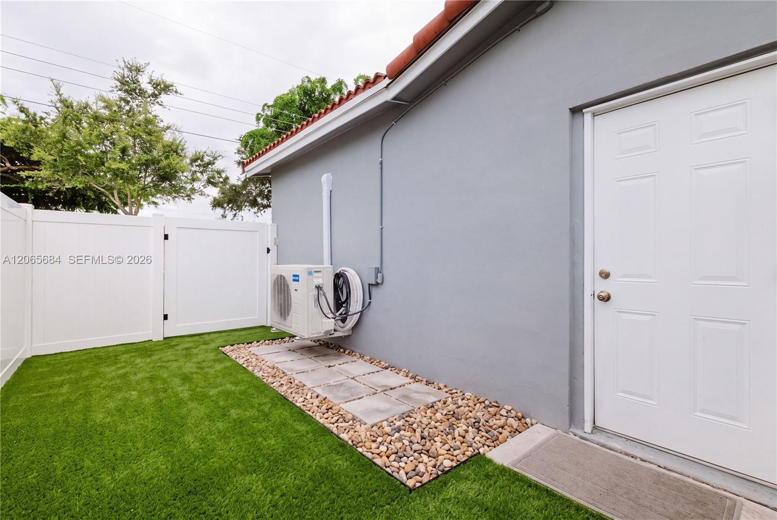 Listing photo 3 for 5261 SW 89th Ave Unit#1, Cooper City, FL, 33328