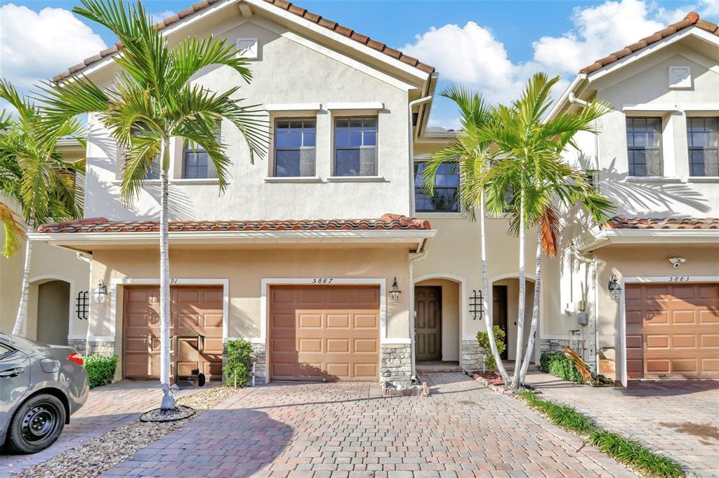 Listing photo 1 for 5887 NW 56th Place Unit#5887, Tamarac, FL, 33319