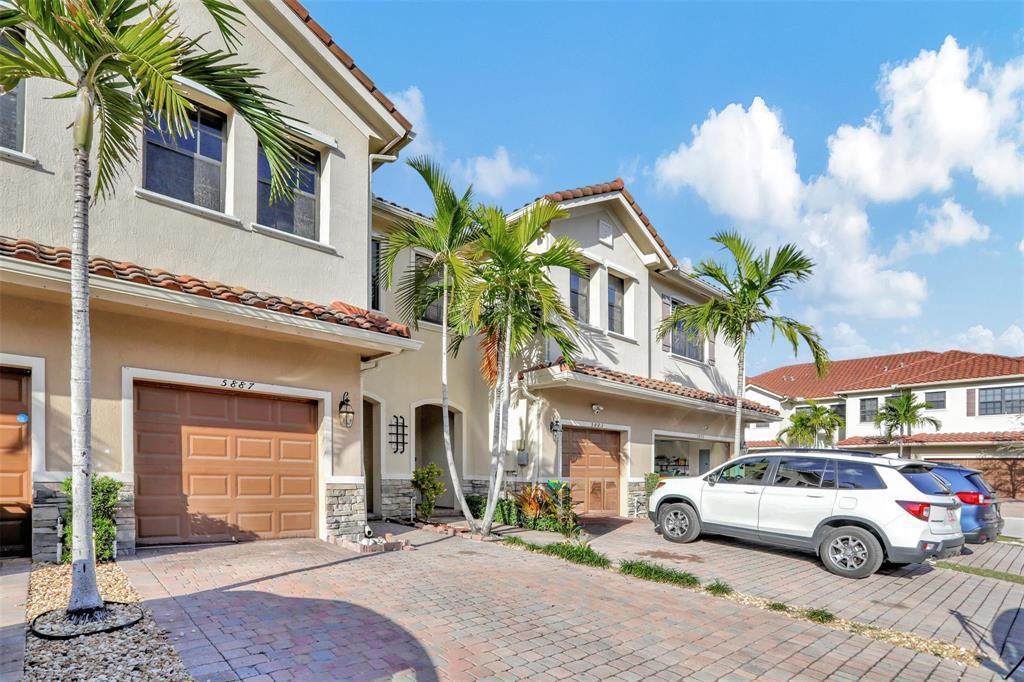 Listing photo 3 for 5887 NW 56th Place Unit#5887, Tamarac, FL, 33319