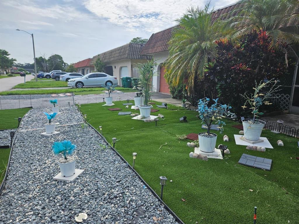 Listing photo 4 for 7904 NW 70th Court Unit#1, Tamarac, FL, 33321