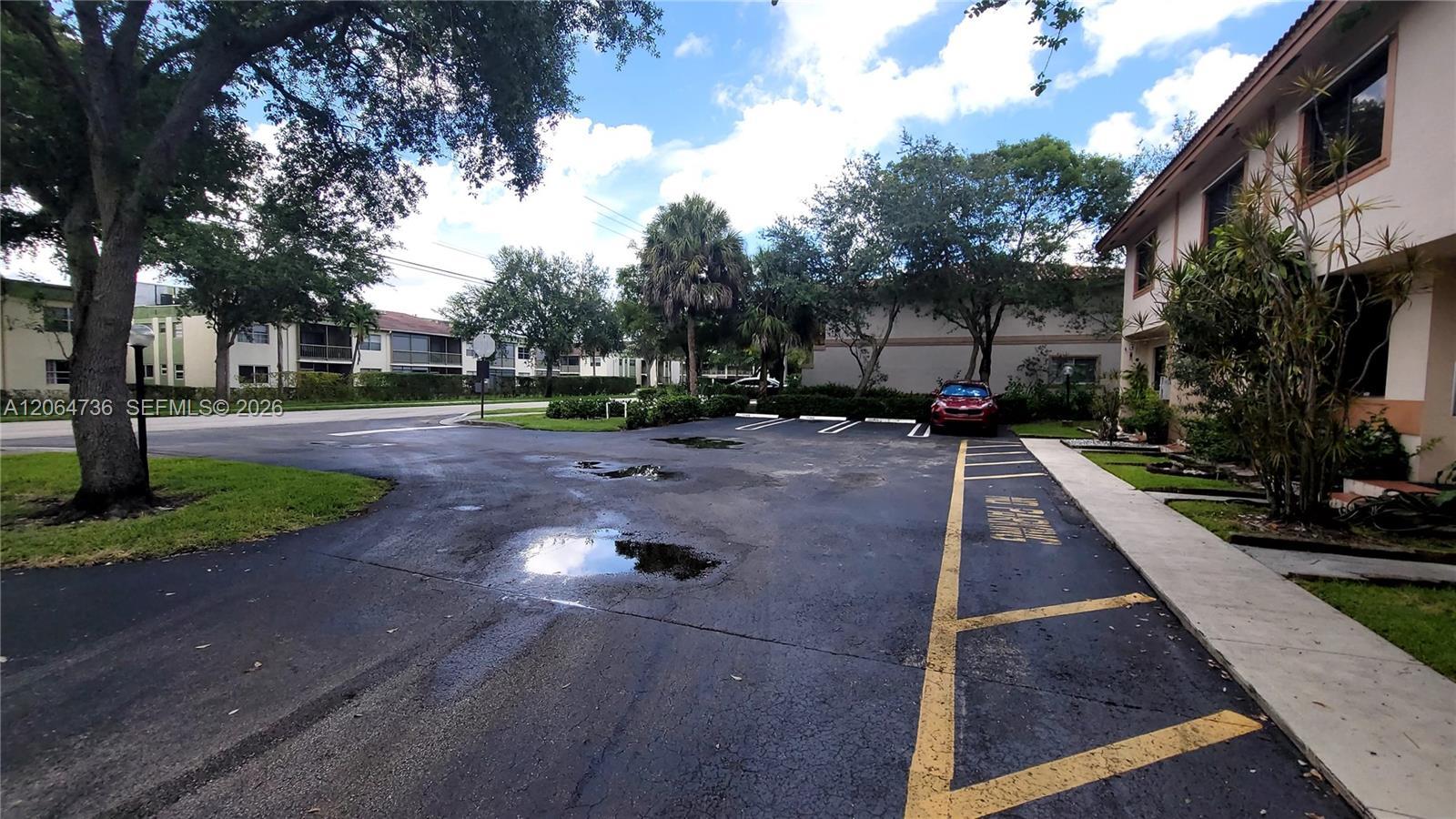 Listing photo 1 for 9092 NW 40th St Unit#4, Coral Springs, FL, 33065