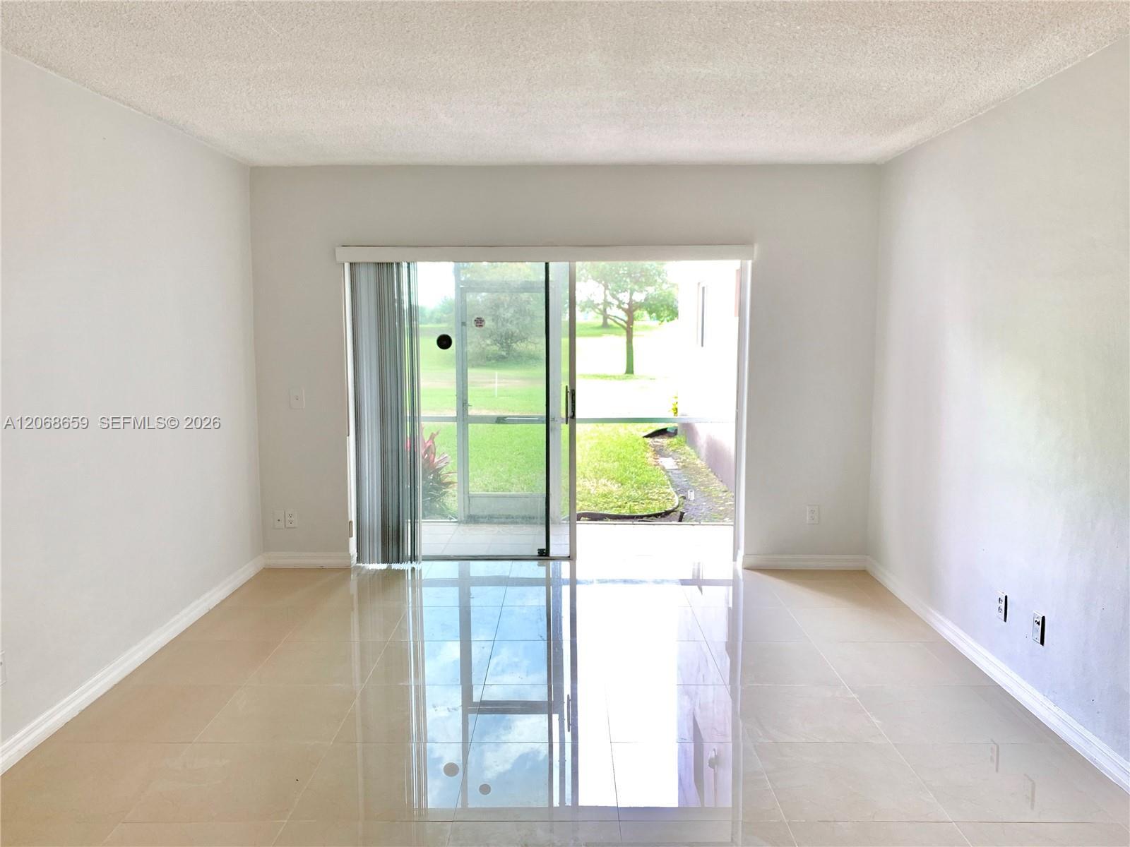 Listing photo 3 for 2491 SW 82nd Ave Unit#106, Davie, FL, 33324