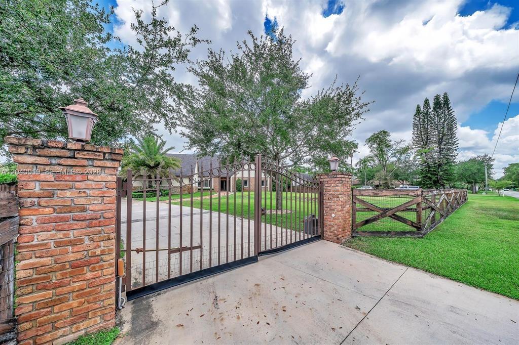 Listing photo 2 for 4920 SW 170TH Avenue Unit#4920, Southwest Ranches, FL, 33331