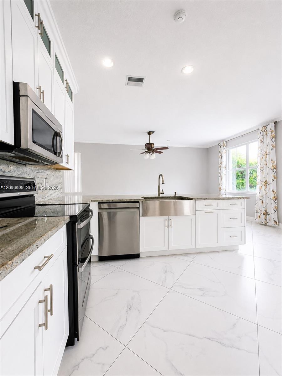 Listing photo 3 for 963 Falling Water Rd, Weston, FL, 33326