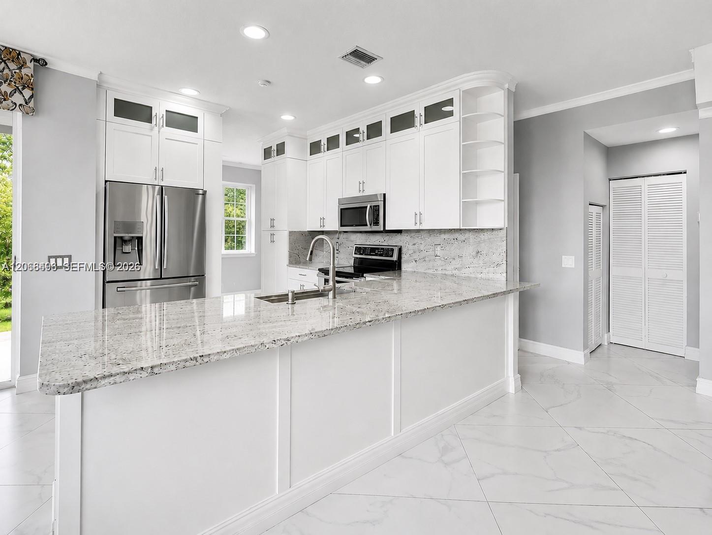 Listing photo 4 for 963 Falling Water Rd, Weston, FL, 33326