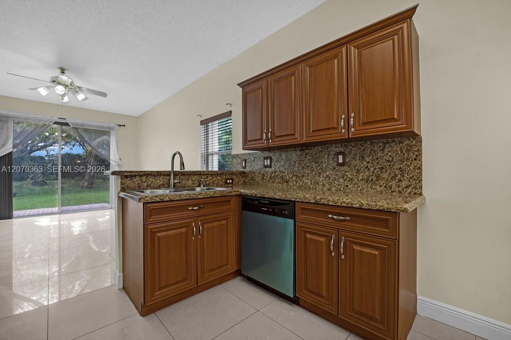 Listing photo 11 for 1282 NW 171st Ter, Pembroke Pines, FL, 33028