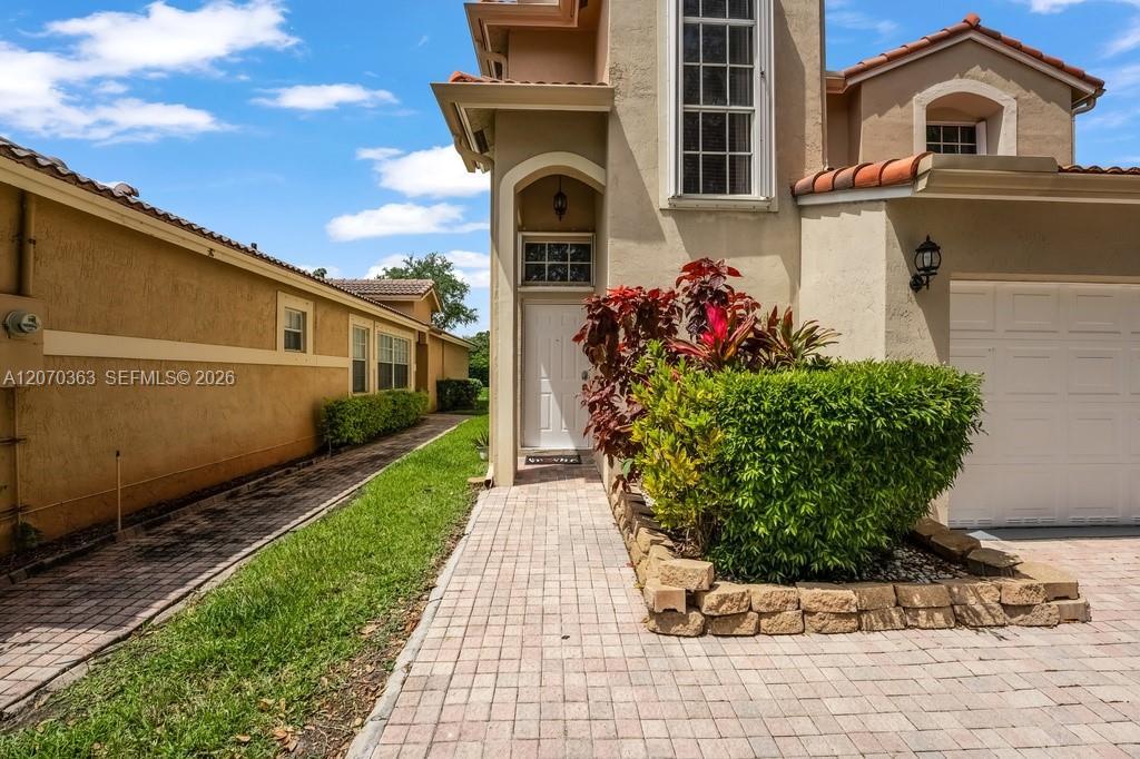 Listing photo 3 for 1282 NW 171st Ter, Pembroke Pines, FL, 33028