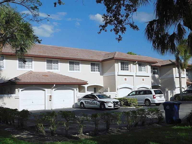 Listing photo 1 for 8985 NW 38TH Drive, Coral Springs, FL, 33065