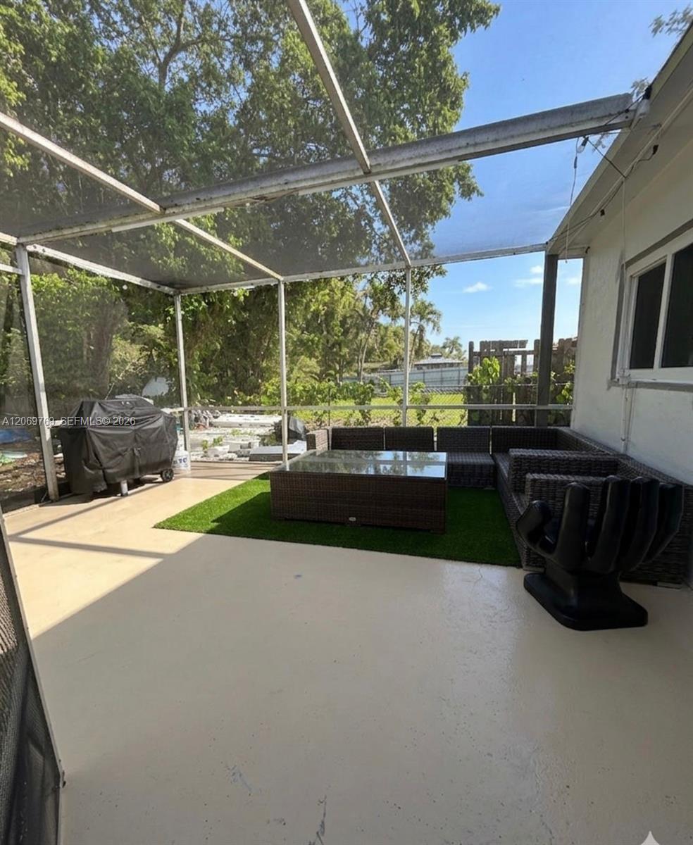Listing photo 7 for 5450 SW 55th Ave Unit#2, Davie, FL, 33314