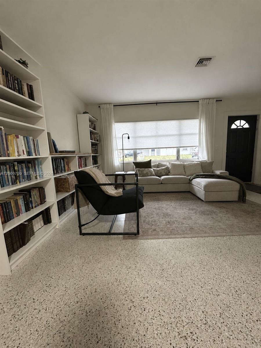 Listing photo 10 for 5450 SW 55th Ave Unit#2, Davie, FL, 33314