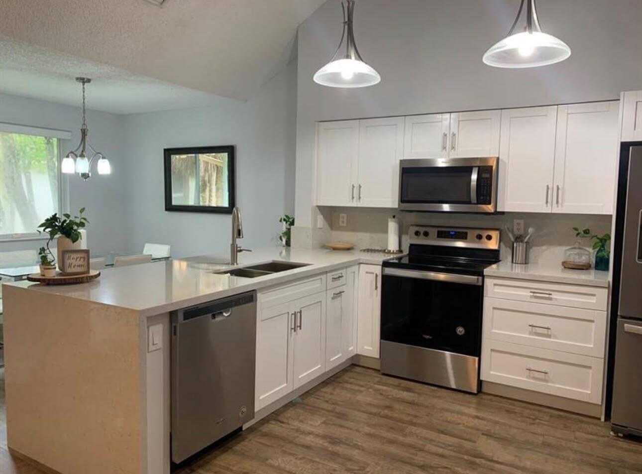 Listing photo 4 for 832 NW 92ND Avenue, Plantation, FL, 33324