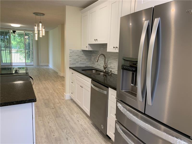 Listing photo 3 for 250 JACARANDA Drive Unit#203, Plantation, FL, 33324