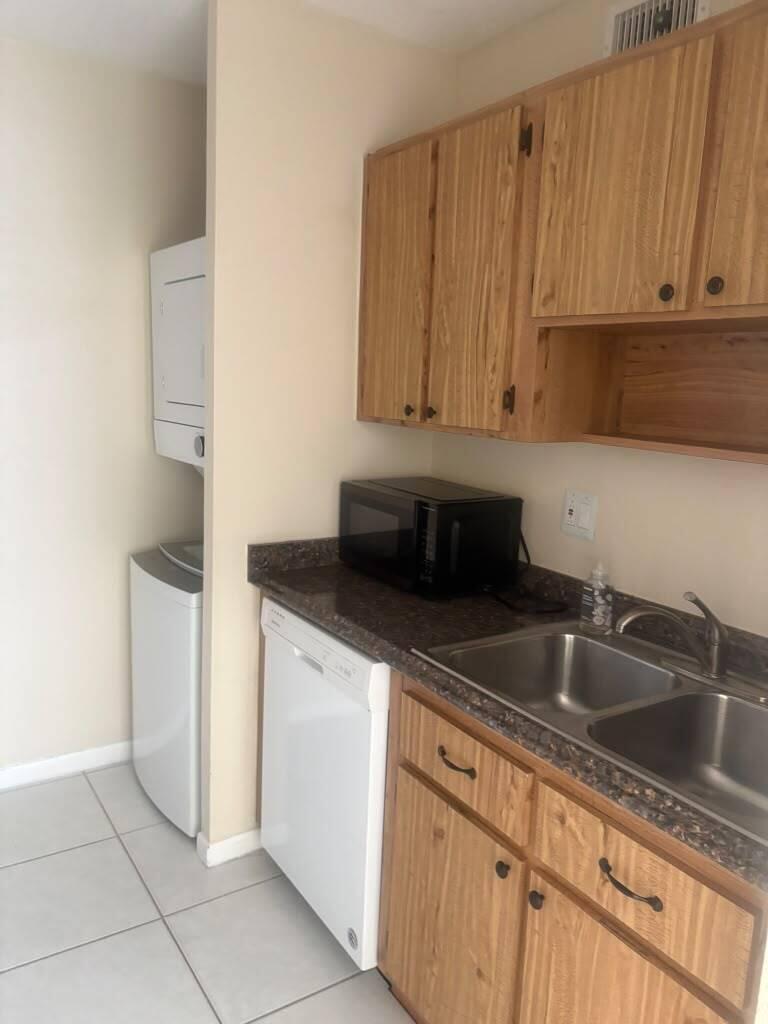 Listing photo 1 for 9980 TWIN LAKES Drive Unit#35-C, Coral Springs, FL, 33071