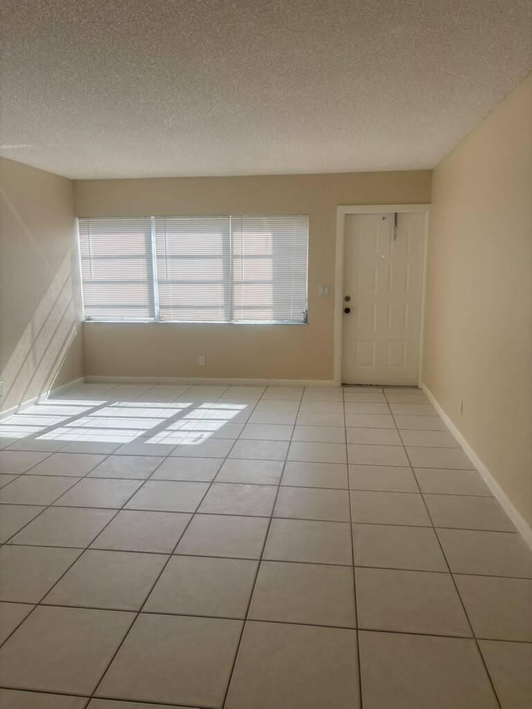 Listing photo 2 for 9980 TWIN LAKES Drive Unit#35-C, Coral Springs, FL, 33071