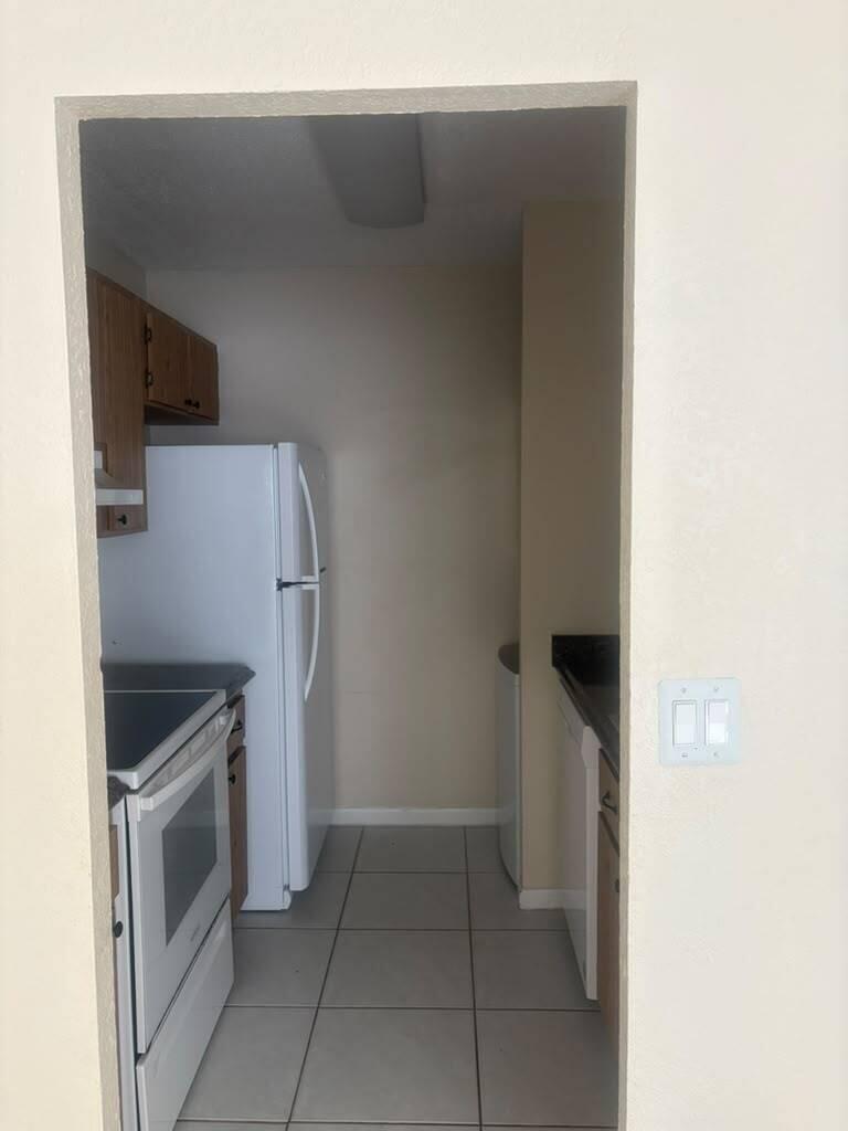 Listing photo 4 for 9980 TWIN LAKES Drive Unit#35-C, Coral Springs, FL, 33071