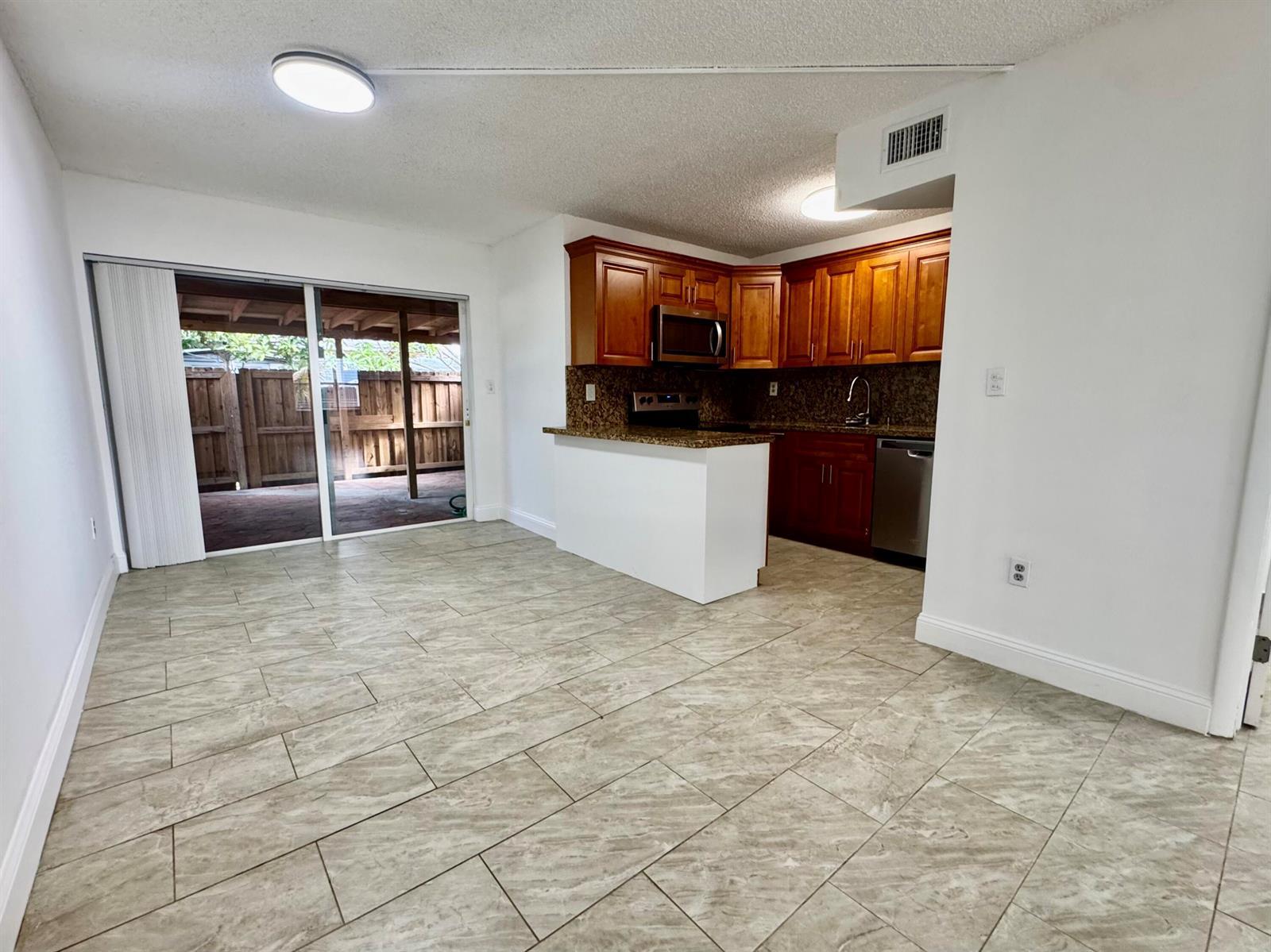 Listing photo 3 for 3662 SW 59TH Avenue Unit#2, Davie, FL, 33314