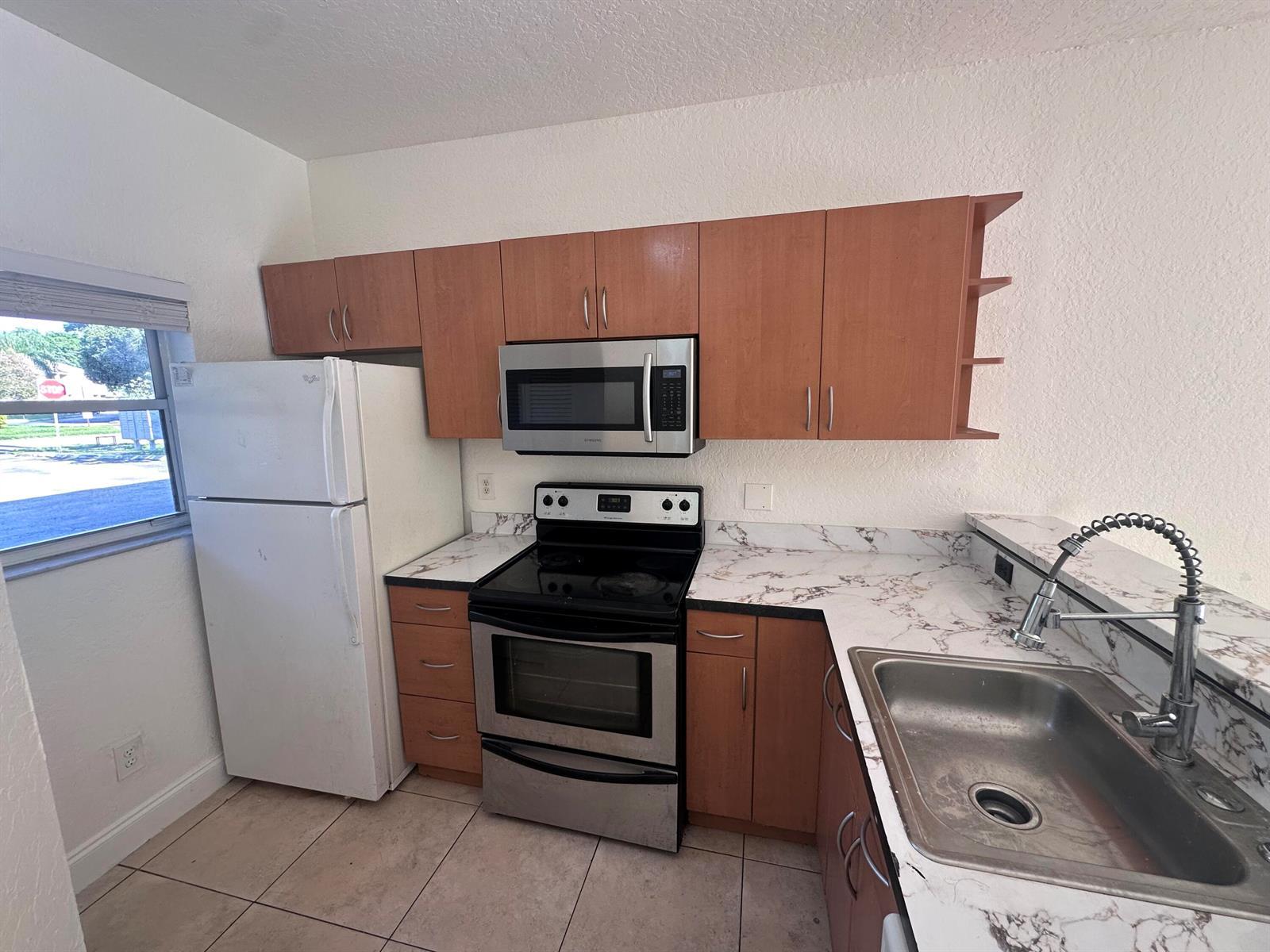 Listing photo 2 for 3590 NW 91ST Lane Unit#3590, Sunrise, FL, 33351