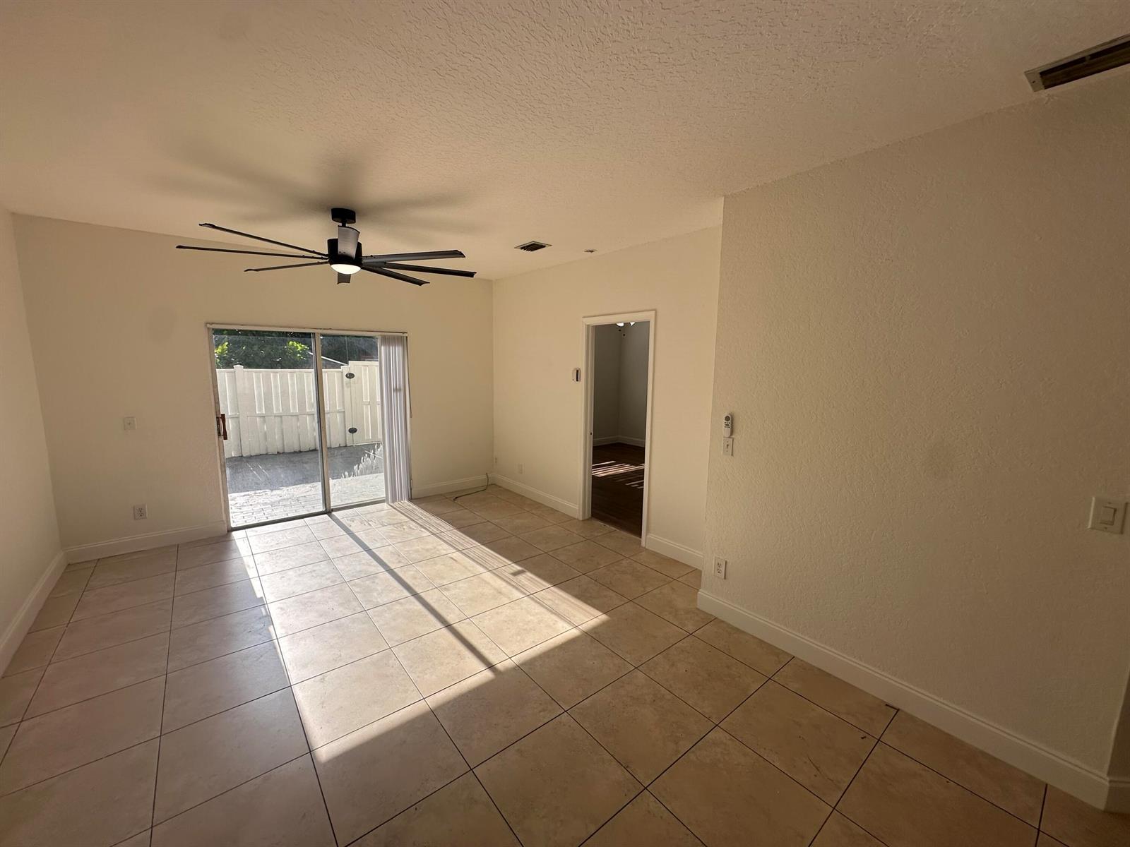Listing photo 4 for 3590 NW 91ST Lane Unit#3590, Sunrise, FL, 33351