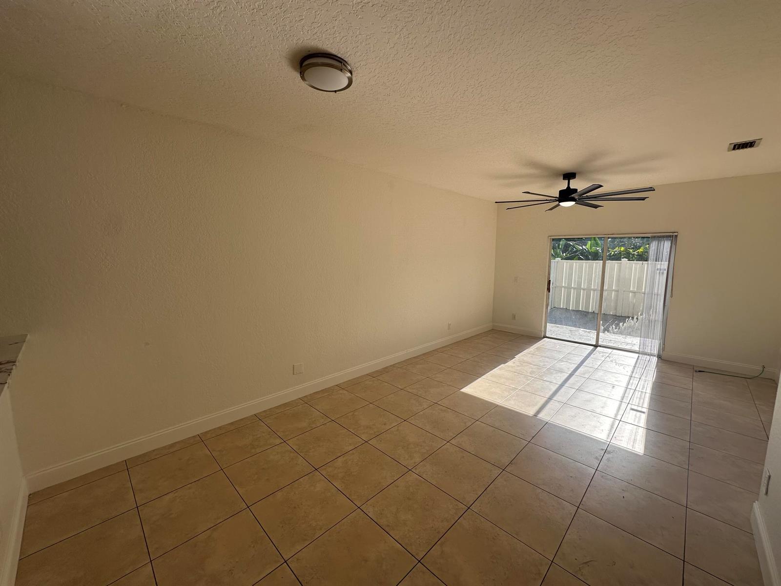 Listing photo 5 for 3590 NW 91ST Lane Unit#3590, Sunrise, FL, 33351